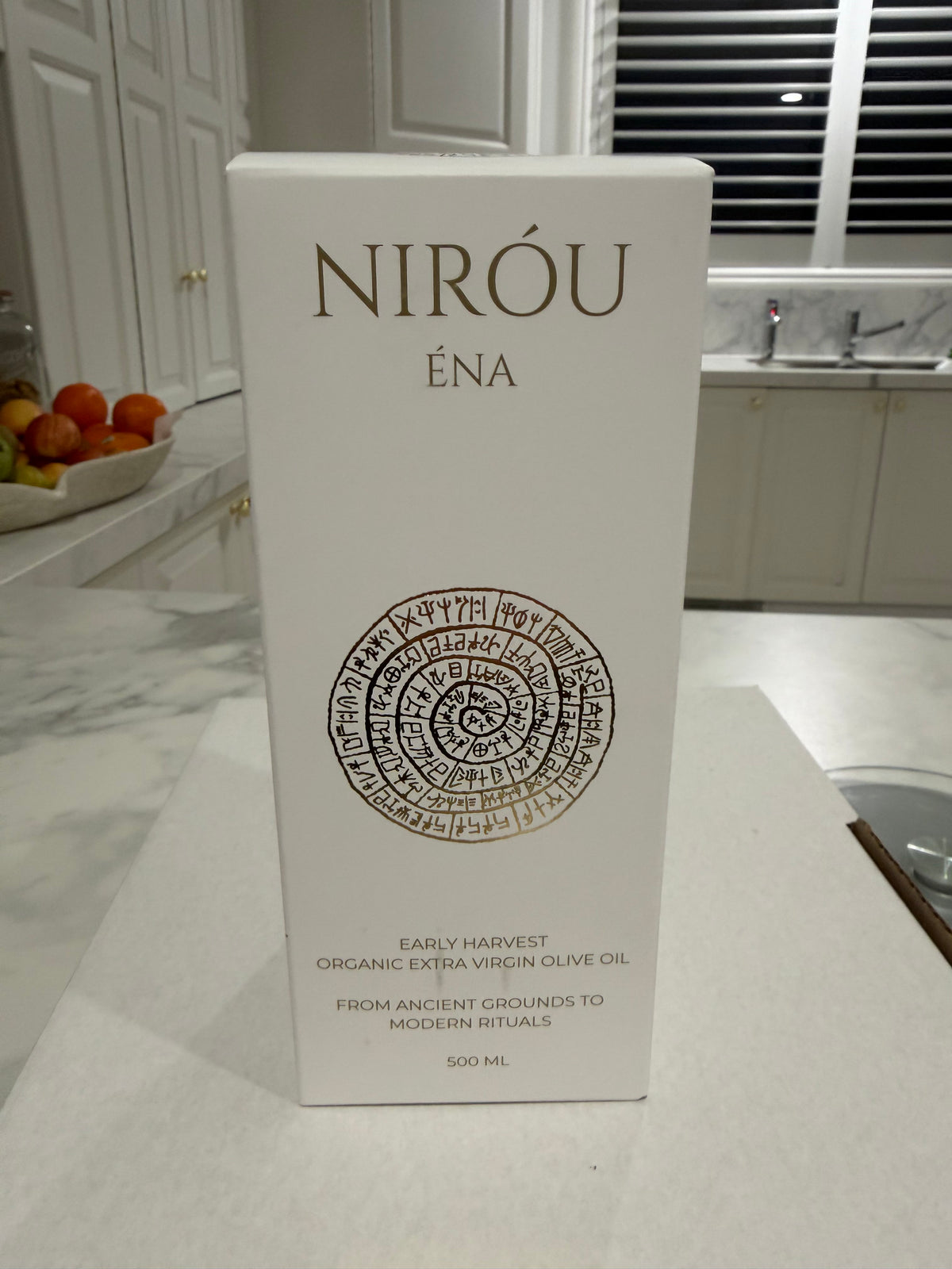 NIRÓU ÉNA white presentation carton, front