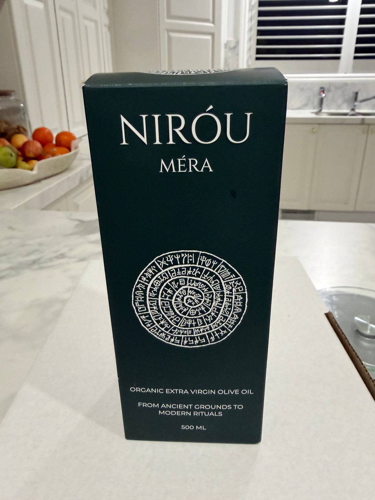 NIRÓU MÉRA deep-green presentation carton, front